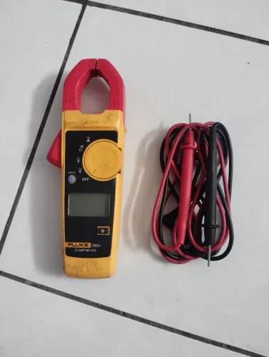 Vendo Alicate Amperímetro Fluke 302+, equipamento profissional da Fluke.