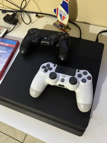 Playstation 4 Slim - 1TB + 2 controles