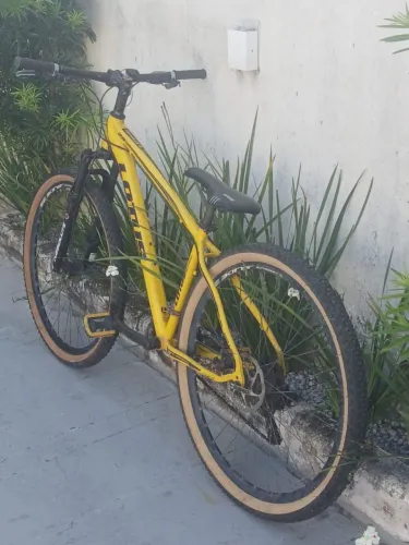 Bicicleta aro 29 com câmbio Shimano e suspensão absolute nova
