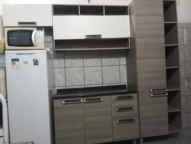 Armário de cozinha MDF cor amadeirado e branco
