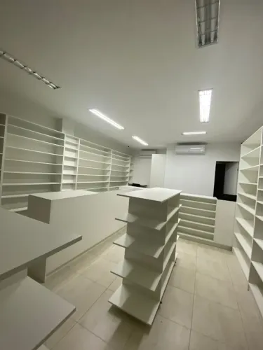 Móveis sob medida, padrão farmácia, excelente estado. 