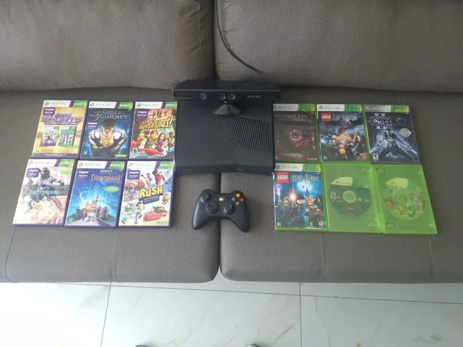 Xbox 360 com Kinect + 12 Jogos Mídia Física (Usado)