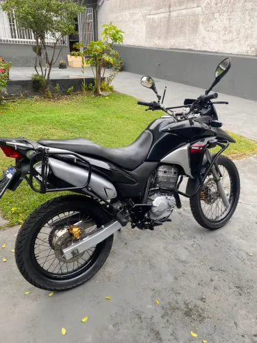 XRE300 linda e revisada . Troco por FZ25 ou Lander