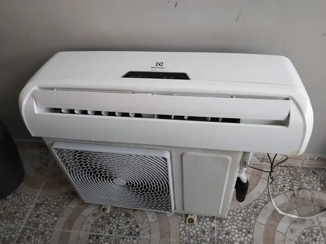 Vendo Split 12mil BTU'S com instalação incluso. 
