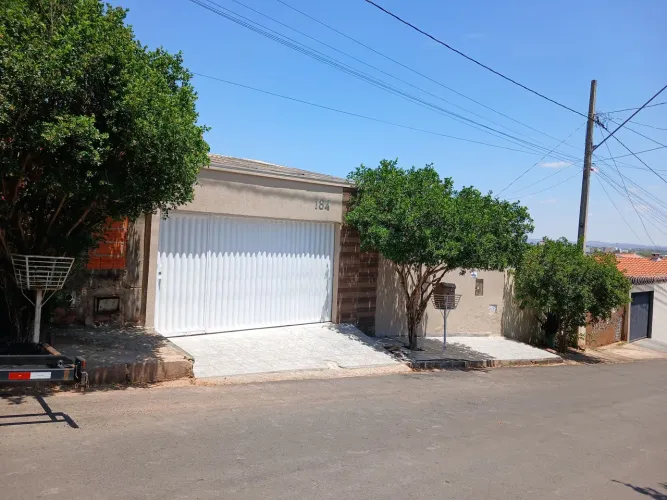 Alugo excelente casa no bairro Park Canavrava.