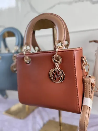 Bolsas novas couro sintético .