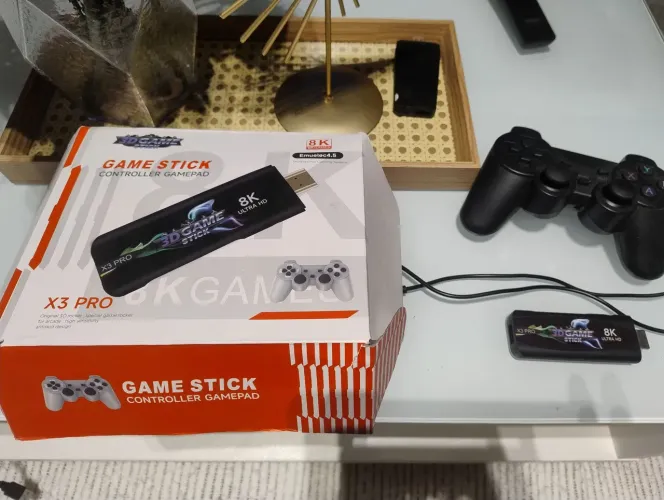 Vende-se game Stick 8K ultra HD com 1 controle sem fio e a pilhas