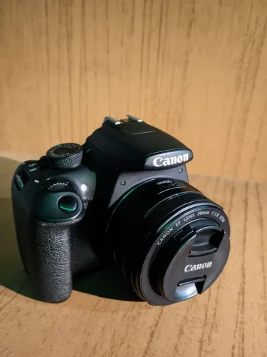 CANON T5 + LENTE 50MM + 3 BATERIAS
