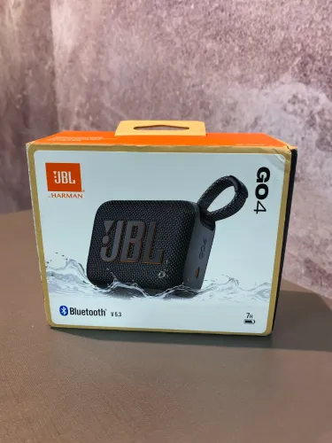 caixa de som Bluetooth ultraportátil JBL Go 4, apresentada em sua embalagem comercial.