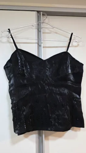 Vendo corpete com detalhes em canutilhos.