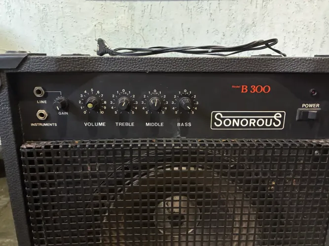 AMPLIFICADOR SONOROUS B300 - GUITARRA / BAIXO