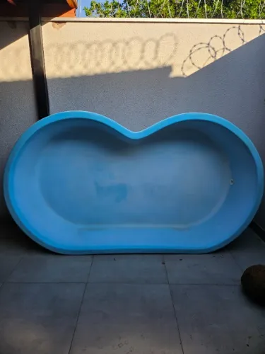 Piscina modelo feijão.