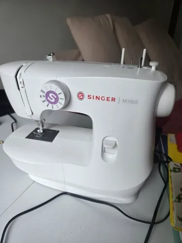 Máquina de Costura Doméstica Singer -110V