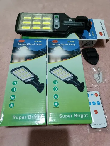 Luminária solar com sensor de presença (modelo JX-6166) possui três modos de funcionamento