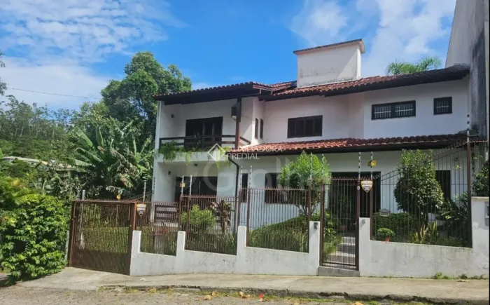Casa com 6 quartos e 237,7m² à venda em Carvoeira, Florianópolis.