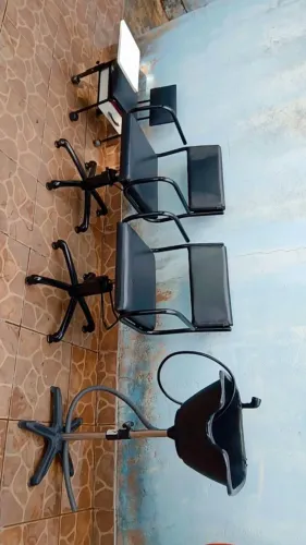 Cadeira de salão, lavatório e mesinha de manicure...