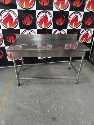 Mesa industrial com espelho frontal toda no aço inox usada em ótimo estado
