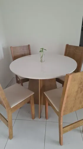 Mesa de jantar com quatro cadeiras