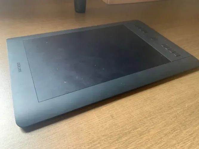 Mesa digitalizadora Wacom Intuos Pro Medium Touch - Semi Nova | Completa 
