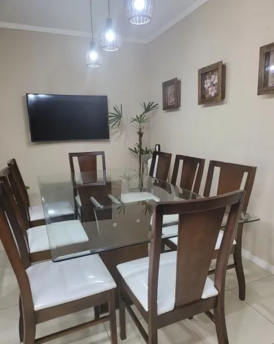 Mesa com 8 cadeiras madeira maciça