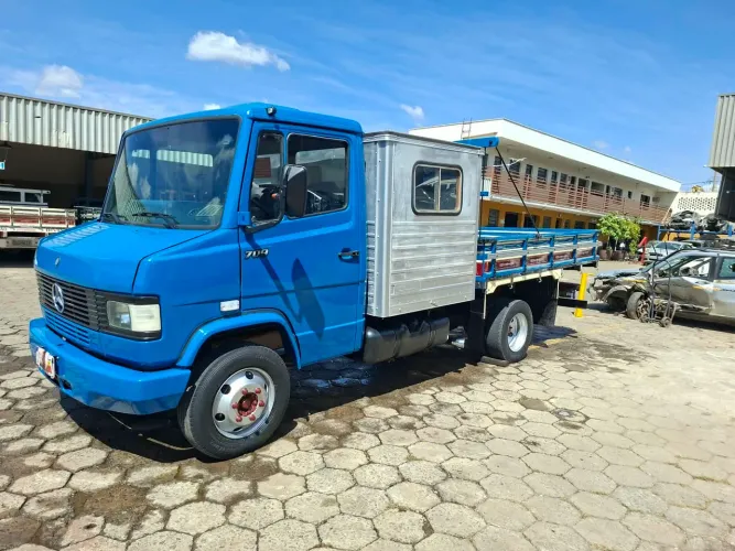 Vendo 709 carroceria e cabine suplementar