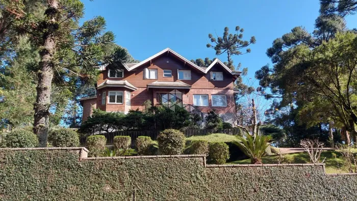 Casa 5 dormitórios/suítes, 700m² privativos, 5 vagas de garagem, no Bairro Planalto