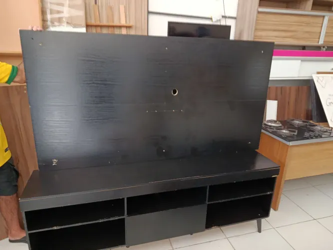 Painel com rack retrô com poucas marcas de uso