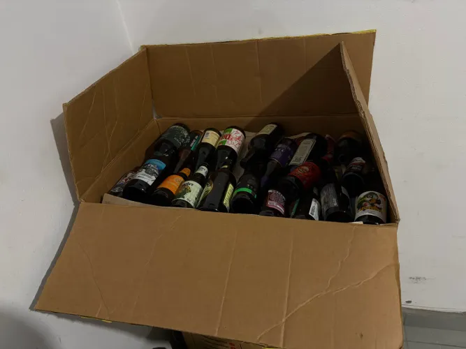 Garrafas com rótulos artesanais