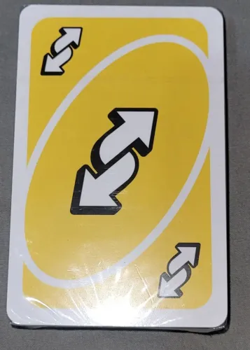 Uno jogo de cartas.
