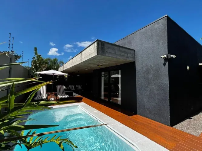 INBOX CIA IMOBILIÁRIA VENDE CASA DE ALTO PADRÃO LOCALIZADA NO CONDOMÍNIO SEA COAST EM XANG