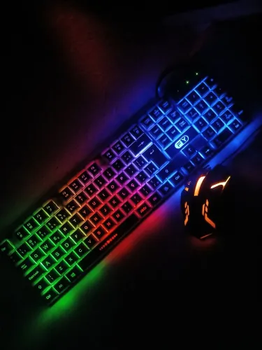 KIT MOBLILADOR TECLADO E MOUSE COM ILUMINAÇÃO RGB