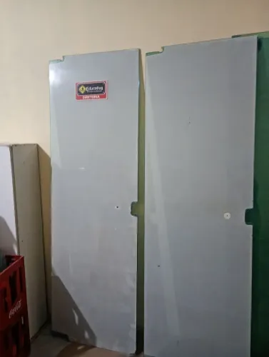 Portas de vidro para escritórios ou lojas.