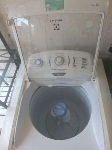 Máquina de Lavar 13kg Electrolux em bom estado e funcionando.