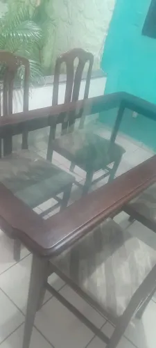 Mesa de jantar de mogno