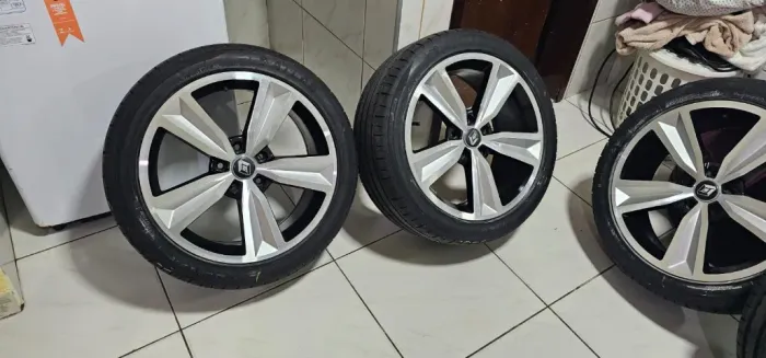 Aro 18 extra furação 5x114 4 pneus 90% Ler descrição - Troco em som