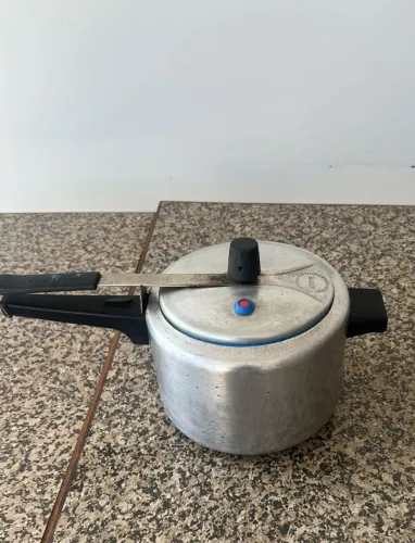 Panela de pressão da marca Rochedo
