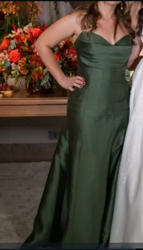 Vestido de festa alfaiataria na cor verde oliva, tamanho P da M.Rodarte