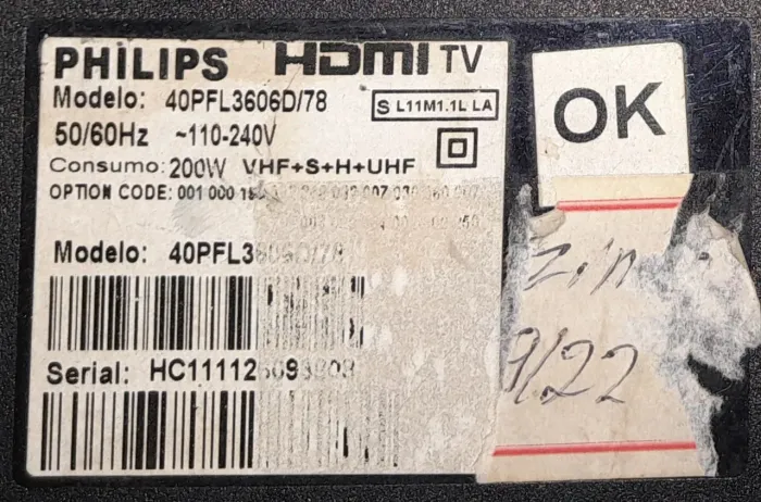 A TV Philips LCD quebrada para retirada de peças. 