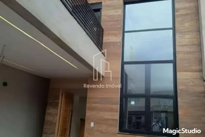 Casa à venda em Interlagos, São Paulo-SP! 4 quartos, 2 suítes, 5 banheiros, 4 vagas de gar