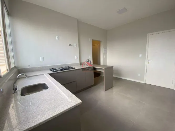 Apartamento no Centro com 2 Quartos (1 Suíte) - Reformado e com 107m²