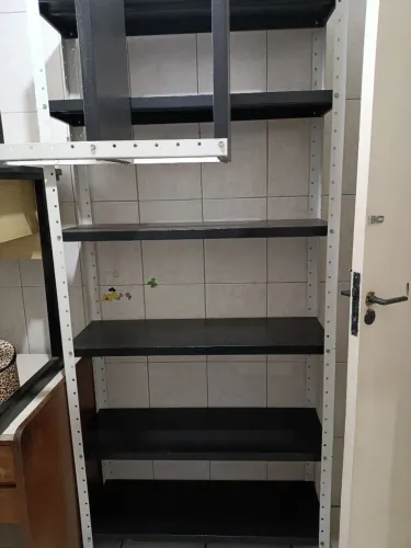 Prateleira de aço reforçada antiga