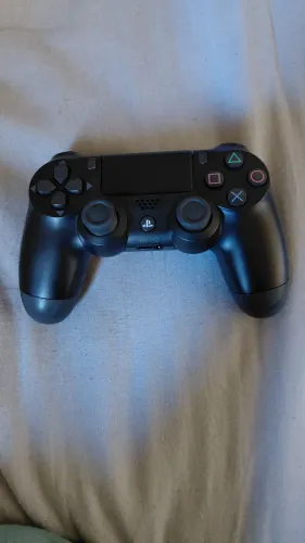 Vendo controle sem fio Sony DualShock 4 na cor Jet Black para o console PlayStation 4