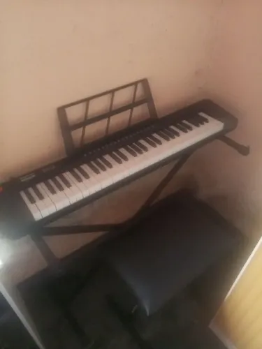 Teclado iniciante em bom estado - vem com banco e suporte do teclado