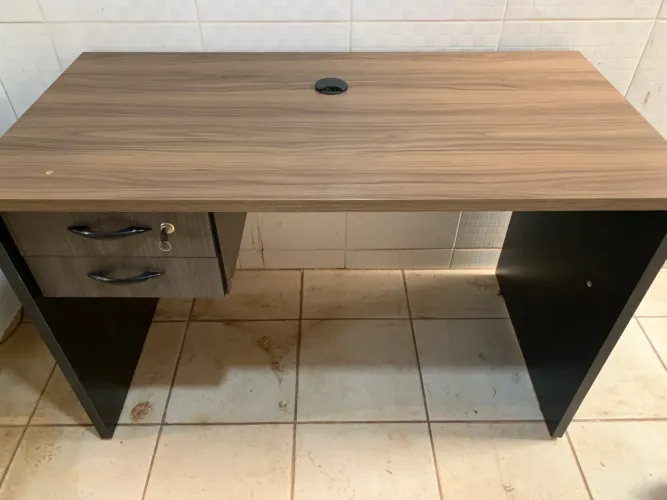 vendo mesa de escritorio em MDF cor marrom e preto