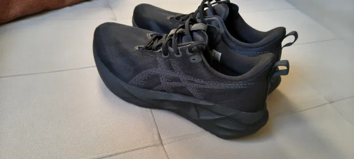 Tênis Asics novablast 5 de cor preto, impecável.