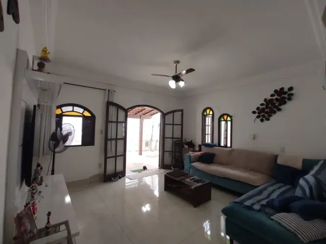Casa para venda tem 209 metros quadrados com 4 quartos