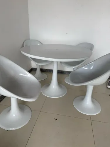 Conjunto de Mesa e 4 cadeiras