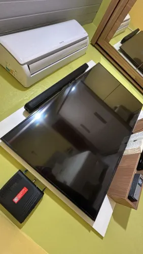 Televisão Samsung 65" tela quebrada