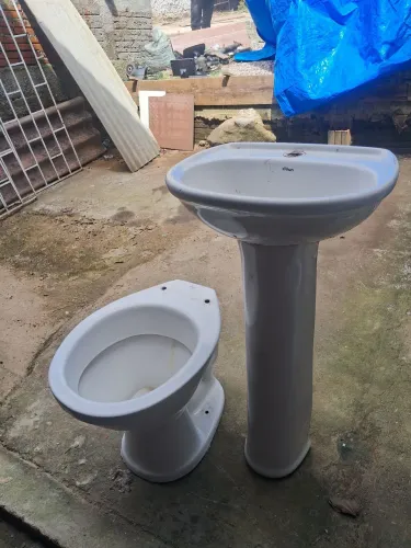 Rack para escada/ engate para carretinha/pia e vaso sanitário.