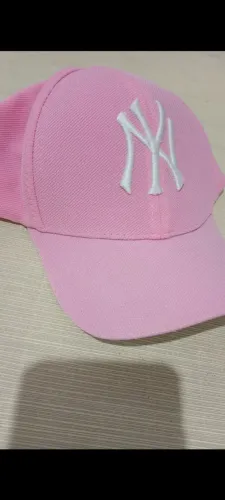 Boné feminino na promoção 